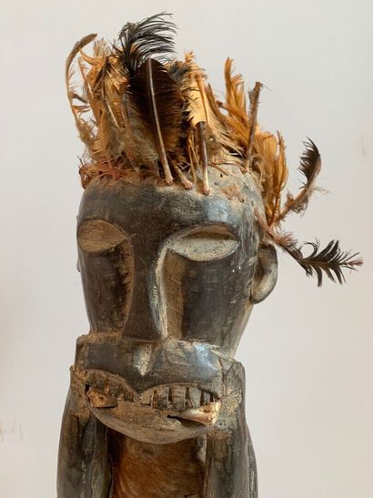 AFRIQUE.

FIGURE DE RELIQUAIRE en bois sculpté...