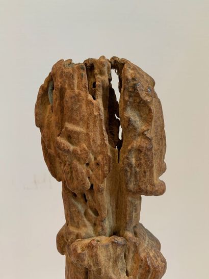 AFRIQUE.

FIGURE FEMININE en bois clair sculpté...