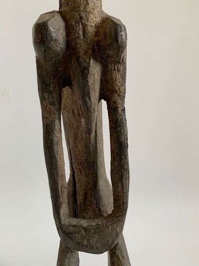 AFRIQUE

FIGURE MASCULINE en bois sculpté,...