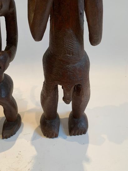 AFRIQUE.

COUPLE DE STATUETTES en bois sculpté...