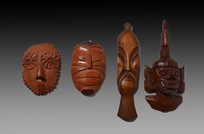 Réunion de quatre masque en bois et terre...