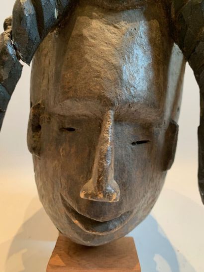 NIGERIA.

MASQUE CASQUE à visage anthropomorphe...