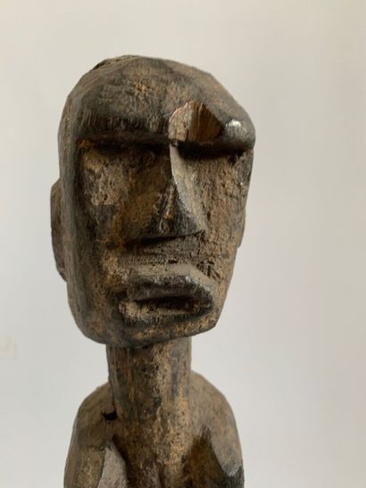 AFRIQUE

FIGURE MASCULINE en bois sculpté,...