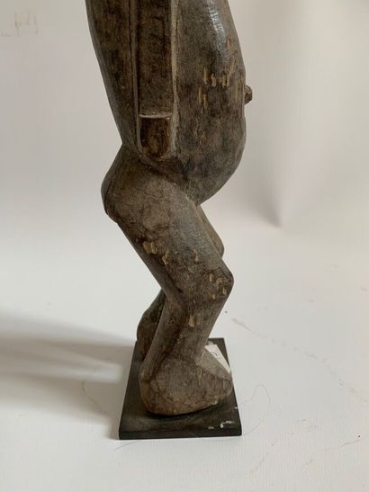 AFRIQUE.

STATUE en bois sculpté représentant...