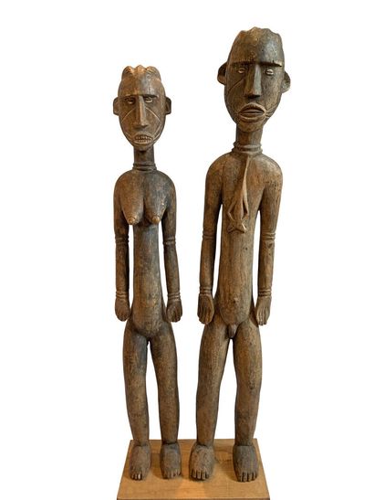 AFRIQUE.

COUPLE en bois sculpté et patiné...