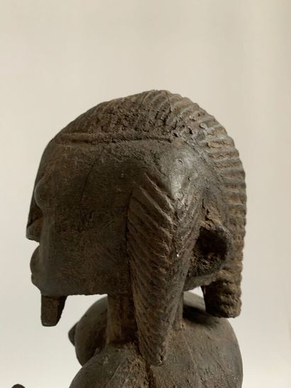 Dans le style DOGON, Mali.

FIGURE FEMININE...