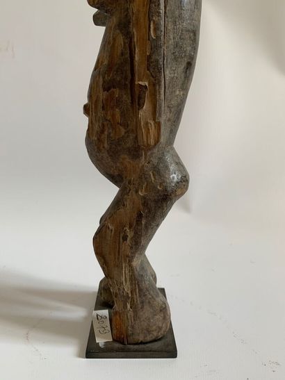 AFRIQUE.

STATUE en bois sculpté représentant...