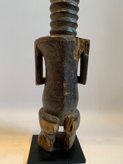 AFRIQUE, probablement CONGO.

STATUETTE FEMININE...
