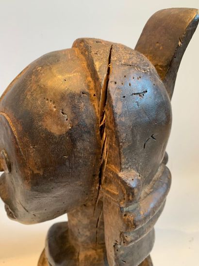AFRIQUE.

TETE SCULPTEE à long cou, coiffure...