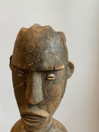 AFRIQUE.

COUPLE en bois sculpté et patiné...