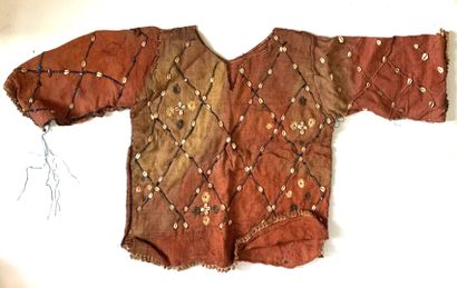 AFRIQUE. LOT comprenant TUNIQUE en jute ornée...