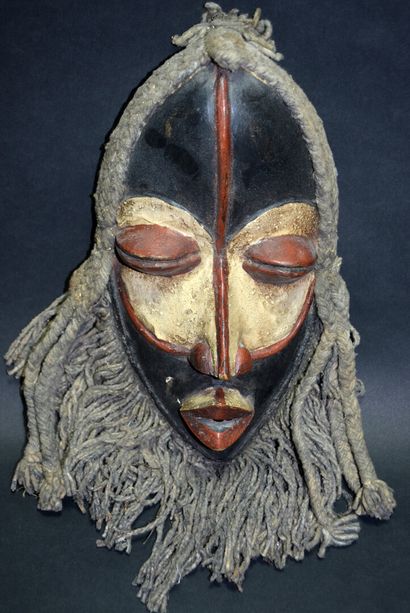 DAN, Togo.

Masque d'homme barbu en bois...