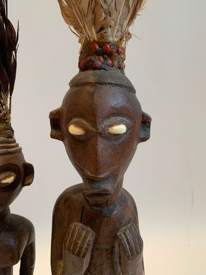 AFRIQUE.

COUPLE DE STATUETTES en bois sculpté...