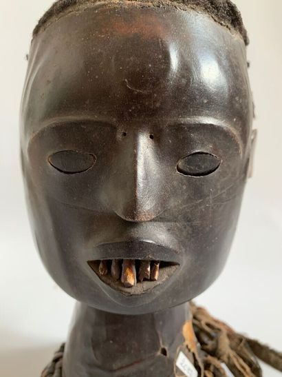 EKOI, Nigéria

CIMIER DE DANSE en bois garni...