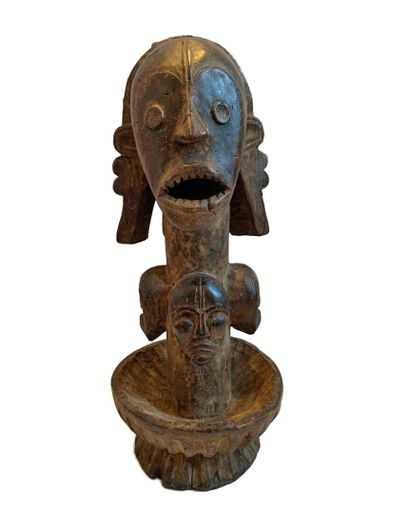 AFRIQUE.

TETE SCULPTEE à long cou, coiffure...