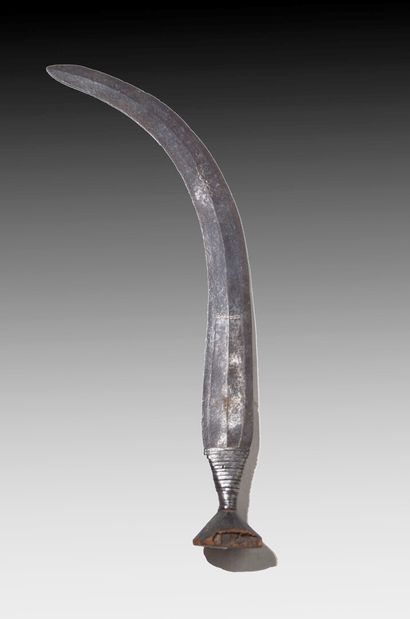 NGOMBE, Congo.

Couteau en forme de sabre...