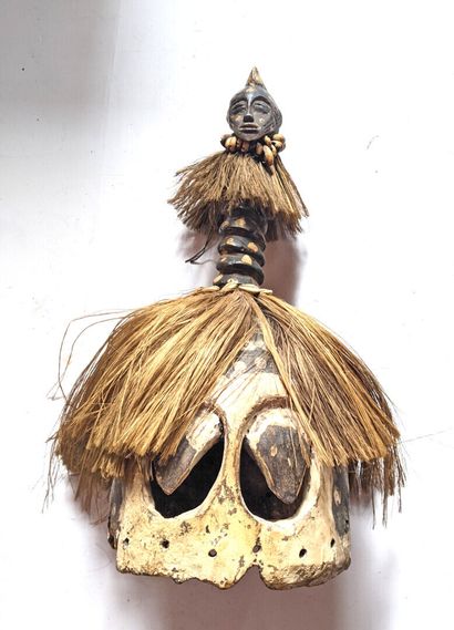 AFRIQUE, probablement CONGO.

MASQUE en bois...