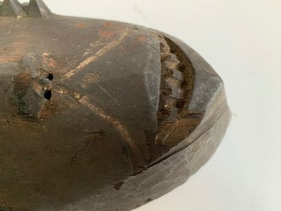 Style URHOBO, Nigeria.

MASQUE en bois sculpté...