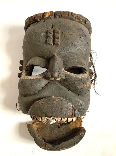 OGONI, Nigéria.

MASQUE en bois sculpté et...