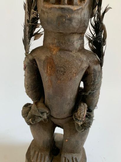 CONGO.

FETICHE en bois sculpté et patiné...