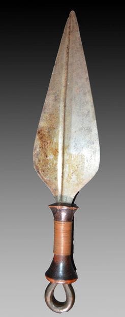 TETELA, Congo. 

Couteau à lame en métal...