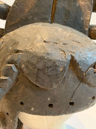 NIGERIA.

MASQUE CASQUE à visage anthropomorphe...