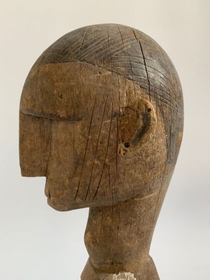 AFRIQUE.

MASQUE CIMIER en bois sculpté orné...