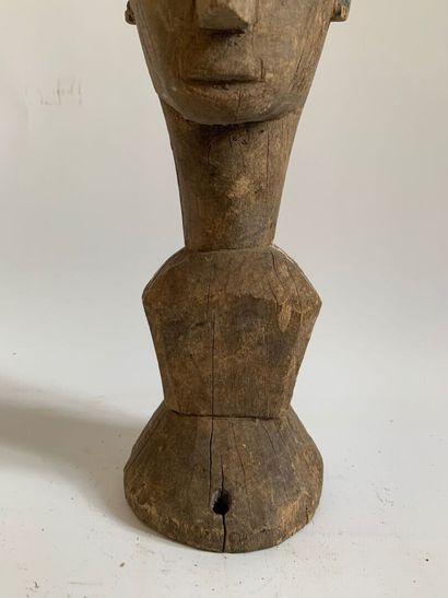 AFRIQUE.

MASQUE CIMIER en bois sculpté orné...