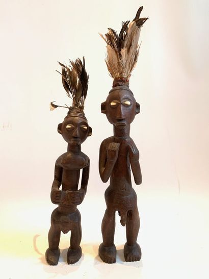 AFRIQUE.

COUPLE DE STATUETTES en bois sculpté...