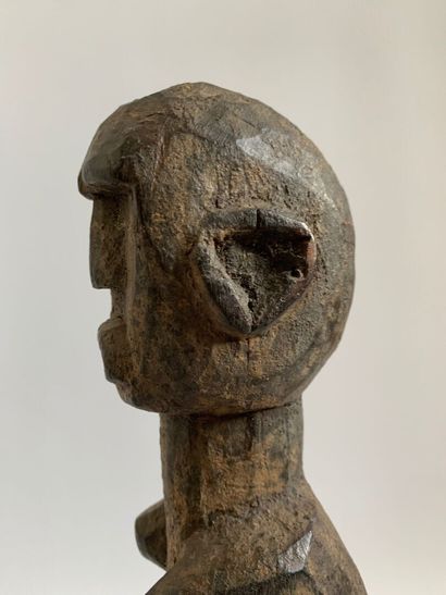 AFRIQUE

FIGURE MASCULINE en bois sculpté,...