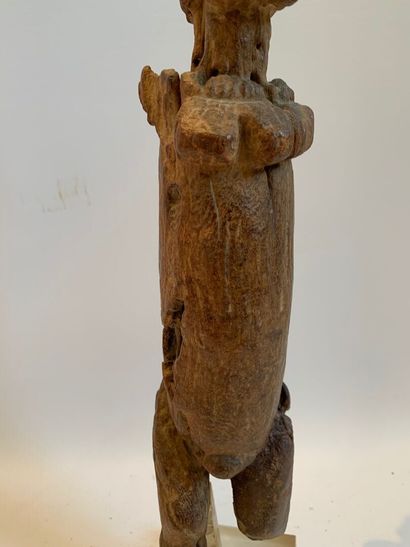 AFRIQUE.

FIGURE FEMININE en bois clair sculpté...