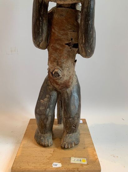 AFRIQUE.

FIGURE DE RELIQUAIRE en bois sculpté...