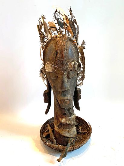 FANG, Gabon.

PANIER TETE en bois sculpté...