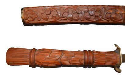 SIAM

Sabre dha en bois sculpté, avec son...