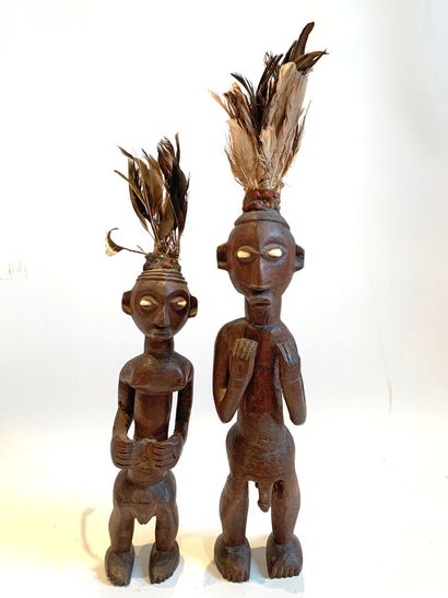 AFRIQUE.

COUPLE DE STATUETTES en bois sculpté...