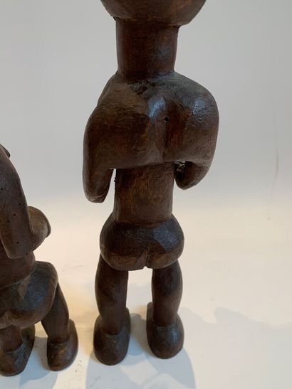 AFRIQUE.

COUPLE DE STATUETTES en bois sculpté...