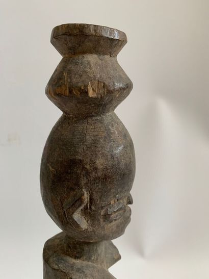 AFRIQUE.

STATUE en bois sculpté représentant...