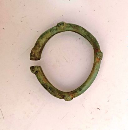 AFRIQUE.

LOT comprenant quatre BRACELETS...