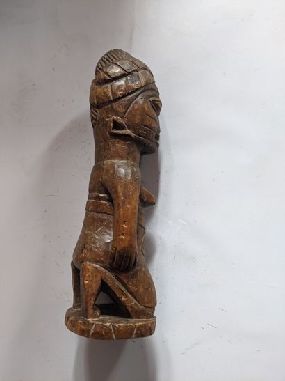 CONGO.

FIGURE FEMININE agenouillée en bois...