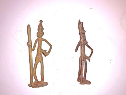 AFRIQUE. LOT comprenant : 

- URNE en alliage...