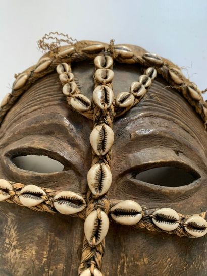 LEGA, Congo.

MASQUE type carapace orné de...