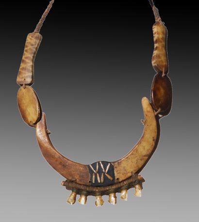 Ensemble de quatre colliers fait de dents,...