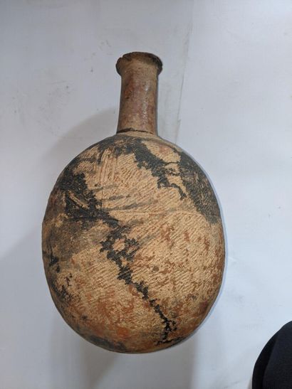 AFRIQUE, Niger

VASE en terre cuite polychrome...