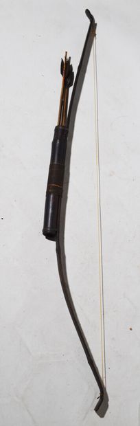 NAGA, Birmanie

Arc en bois noirci avec récéptacle...
