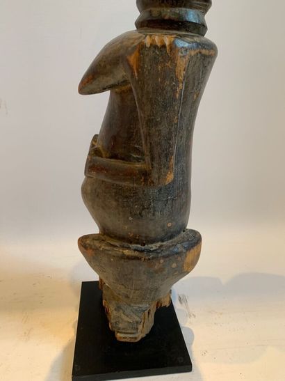 AFRIQUE, probablement CONGO.

STATUETTE FEMININE...