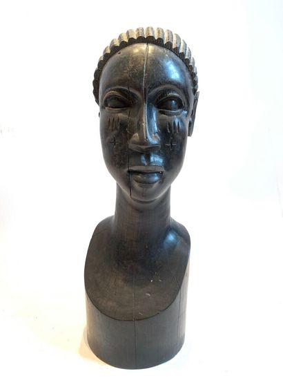 AFRIQUE.

BUSTE de femme en ébène sculpté.

Haut.:...
