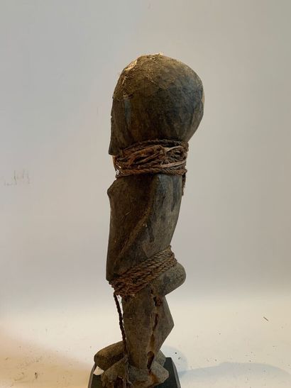 Type FON, BENIN

FETICHE de village en bois...