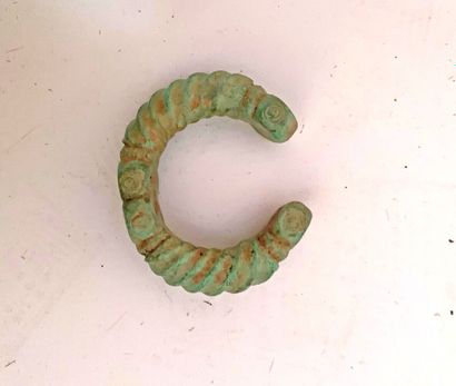 AFRIQUE.

LOT comprenant quatre BRACELETS...