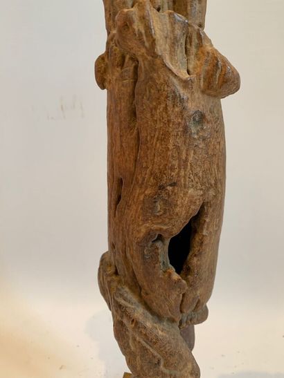 AFRIQUE.

FIGURE FEMININE en bois clair sculpté...