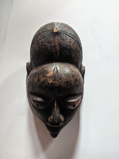 AFRIQUE, dans le style BAMILEKE

MASQUE en...
